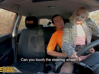 Fejka körning skola blondin marilyn socker i svart nylonstrumpor vuxen video- i bil