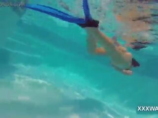 Exceptional امرأة سمراء دعوة فتاة حلوى swims تحت الماء