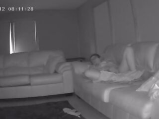Kakak dalam undang-undang menangkap melancap pada saya sofa housesitting tersembunyi kamera