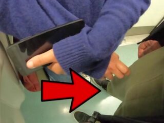 Неизвестен жена докосване мой пенис в метро
