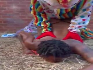Gibby the dayaklama sikikleri göğüsler sağım içinde bir barn