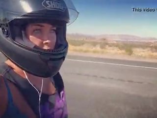 Felicity feline motosikal enchantress menunggang aprilia dalam baju coli