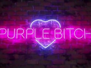 Cosplay lassie a première adulte vidéo avec une ventilateur par violet slattern