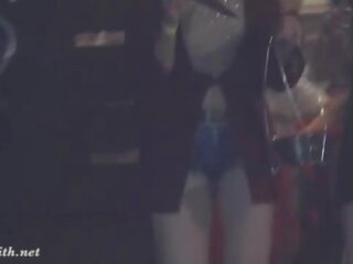 Jeny smid bottomless in de club&period; painted korte broek looks zoals echt &lpar;hidden cam&rpar;