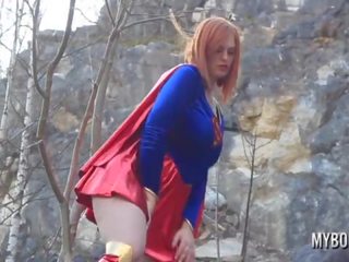 Alexsis faye rondborstig superwoman verkleedpartij openlucht spelen
