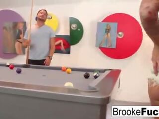 Brooke brand mängib provokatiivne billiards koos vans munad