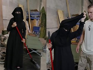Tour του ποπός - μουσουλμάνος γυναίκα sweeping πάτωμα παίρνει noticed με oversexed αμερικάνικο soldier