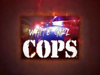 Joder la policía - enana rubia blanca nena cops raid local stash casa y seize custody de grande negra phallus para follando