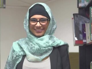 Mia khalfia - arab stunner strimler naken i en bibliotek bare til du