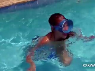 Exceptional 브루 넷의 사람 전화 소녀 사탕 swims 수중