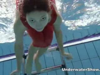 Anna - nuogas plaukimas po vandeniu