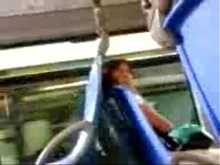 Putz lampeggiante a emozionante donna in il autobus