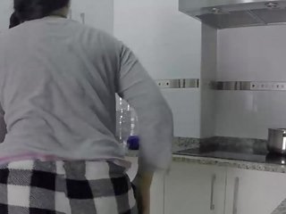 Neuken terwijl making voedsel in de keuken iv001
