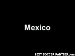运动 墨西哥的 足球 辣妹 剥离 离 她的 制服