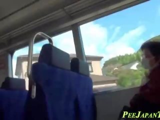 Asiatique pipi sur train