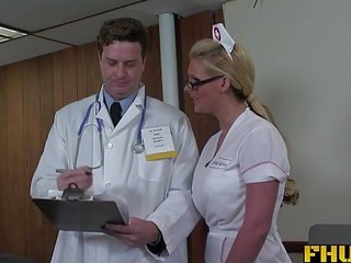 Fhuta - medico dando fénix marie un completo anal examen