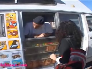 Gullibleteens.com icecream nákladné auto násťročné dievča nadutú čierne vlasy
