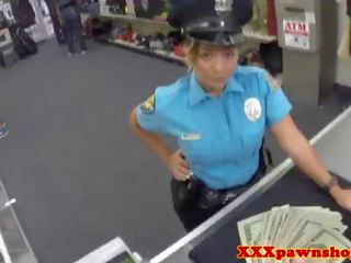Latina policial a posar para voluptuoso fotos em uniforme