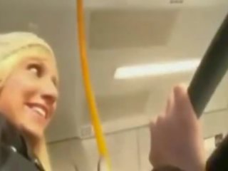 Supérieur blond copine pipe et avale sur publique autobus