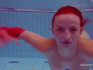 Tóc đỏ trong các hồ bơi