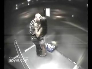 Cuplu având sex video pe hotel elevator obține prins pe ascuns aparat foto