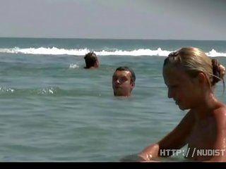 Szpiegowanie na nagi nastolatki na the nagie publiczne plaża