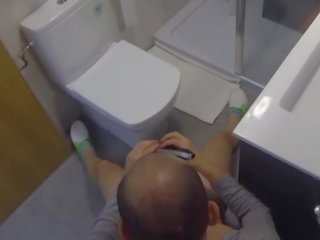 Jebanie ťažký v the kúpeľňa zatiaľ čo on shaves jeho vták. špionážna kamera sexuálny sliedič iv031