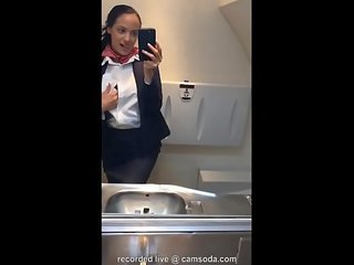 Latine stjuardesë joins the masturbim milje i lartë klub në the lavatory dhe cums