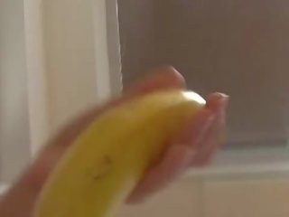 How-to: mladý bruneta miláčik učí použitím a banán