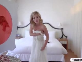I pabesueshëm bella trëndafil merr fucked në të saj bestfriends dasëm fustan