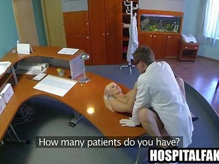 Blondinė pacientas gauti pakliuvom sunkus apie a desks apie gydytojai receptionist stalas 720 4