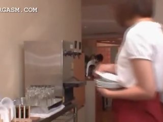Aziatisch serveerster krijgt tieten grabbed door haar baas bij werk