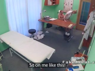 Maître mange et baise infirmière sur une bureau