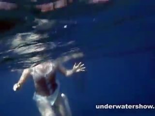 Nastya nage nu en la mer