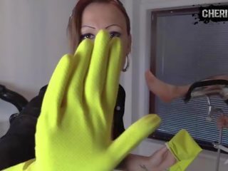 Exreme seks dengan memasukkan tangan sedikit kuning sarung tangan