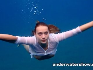 Julija plaukimas nuogas į as jūra