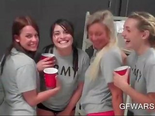 Κολλέγιο τα κορίτσια πίνοντας και έχει λεσβία πορνό