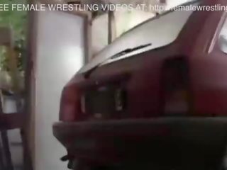 Dua gadis pertarungan di sebuah mobil junkyard