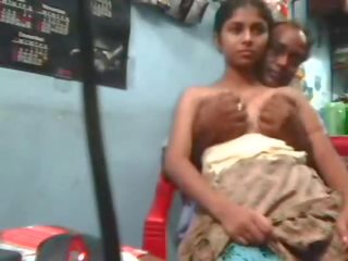 Intialainen desi tyttöystävä perseestä mukaan naapuri setä sisäpuolella myymälä