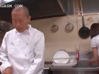 Aziatike kamariere merr cica grabbed nga të saj shefi në punë